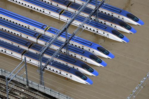 台風19号による大雨で水に漬かった車両基地に並ぶ新幹線＝長野市赤沼（2019年10月13日撮影）（共同）