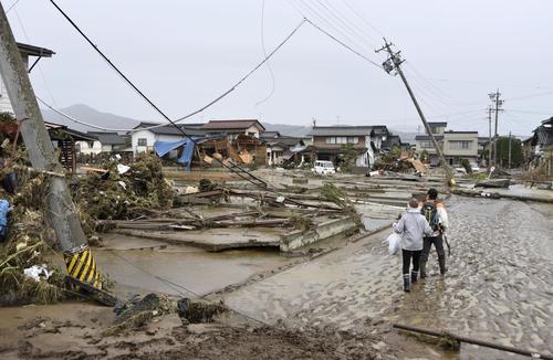 千曲川の堤防が決壊し、浸水被害を受けた住宅地（共同）