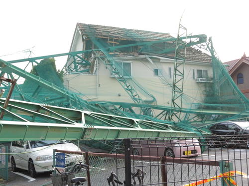 9月、台風15号による強風で倒れ込んだ「市原ゴルフガーデン」のネットを支えていた鉄製の支柱（2019年9月10日撮影）