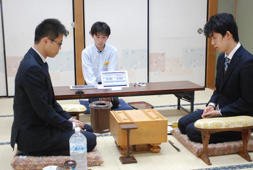 対局に臨んだ藤井聡太七段（右）、宮本広志五段（撮影・松浦隆司）