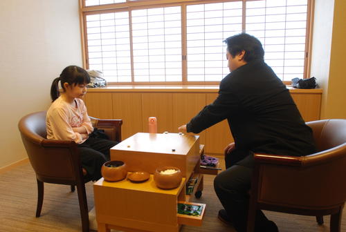 対局に臨んだ仲邑菫初段（左）、山田至宝七段（撮影・松浦隆司）