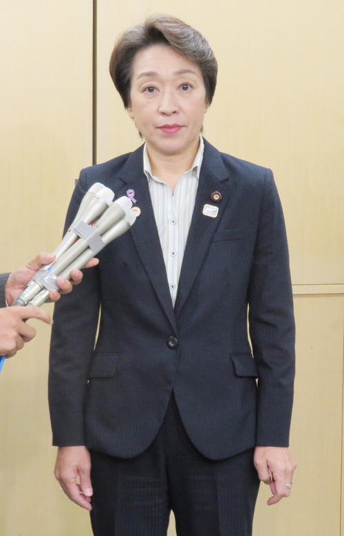囲み取材に応じた橋本氏（撮影・佐藤勝亮）