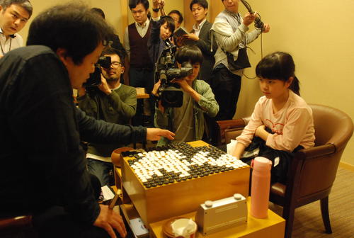 対局後の仲邑菫初段（右）、山田至宝七段（撮影・松浦隆司）