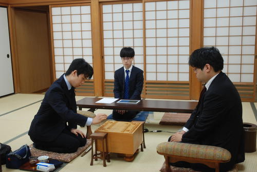 対局に臨んだ藤井聡太七段（右）と糸谷哲郎八段（撮影・松浦隆司）