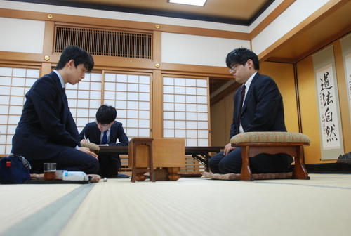対局に臨んだ藤井聡太七段（右）と糸谷哲郎八段（撮影・松浦隆司）