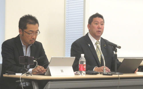参院埼玉補選の最中に敗北を宣言するN国・立花孝志候補（右、左は上杉隆幹事長）（撮影・大上悟）