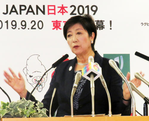 定例会見に出席した東京都の小池百合子知事（撮影・佐藤勝亮）