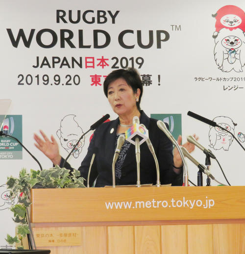定例会見に出席した東京都の小池百合子知事は身ぶり手ぶりで質問に答える（撮影・佐藤勝亮）
