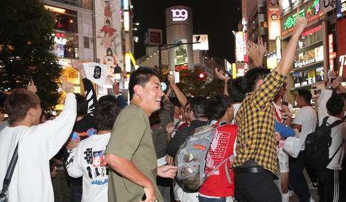 日本－南アフリカ戦後、渋谷で盛り上がる人たち（撮影・佐藤成）
