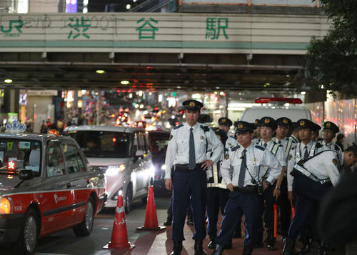 日本－南アフリカ戦の終了を前に渋谷スクランブル交差点付近で待機する警察官（撮影・佐藤成）