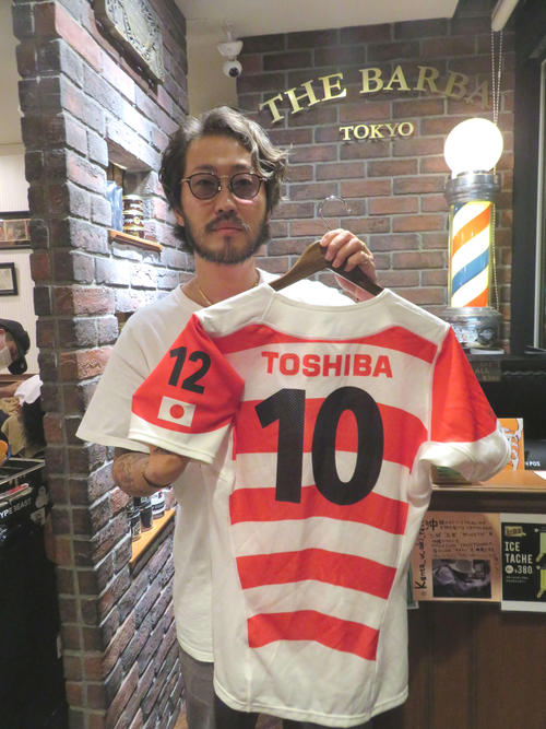 平尾誠二さんの追悼試合となったアルゼンチン戦でSO田村優が着用したユニホームを手に、気合を入れる「THE　BARBA　TOKYO」オーナーのTOMさん（撮影・村上幸将）