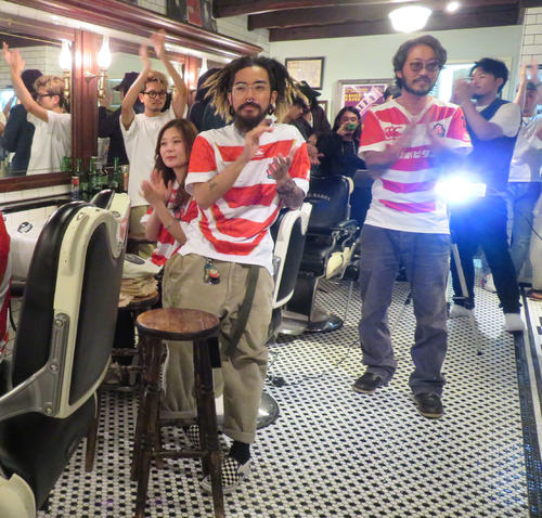 パブリックビューイング後、日本代表の健闘を拍手でたたえる「THE　BARBA　TOKYO」の店員たち（右から2人目はオーナーのTOMさん）（撮影・村上幸将）