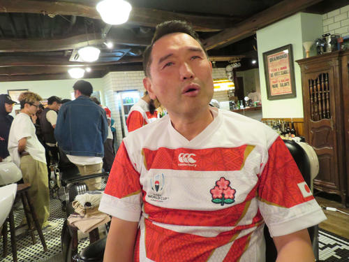 日本代表が敗れ、涙が止まらないX－GUNの西尾季隆（撮影・村上幸将）