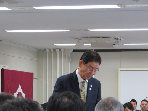 台東区議会決算特別委員会総括質問の席上で、台風19号の際に路上生活者の避難を拒否した件について謝罪した東京・台東区の服部征夫区長（撮影・村上幸将）