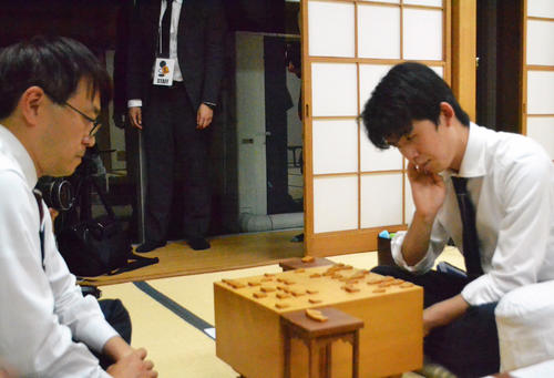 羽生善治九段を下した藤井聡太七段（右）（撮影・赤塚辰浩）