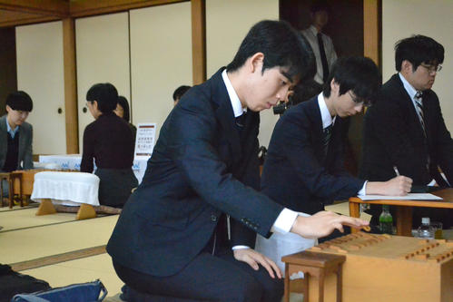 羽生善治九段戦で初手を指す藤井聡太七段