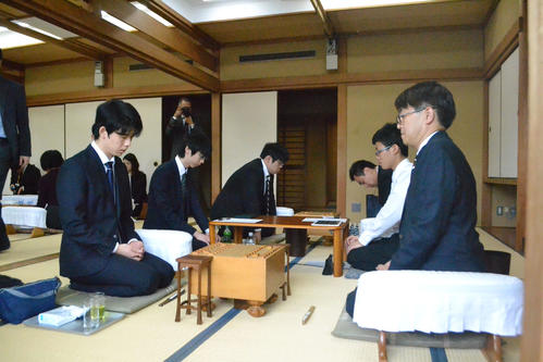 対局開始を待つ羽生善治九段（右）と藤井聡太七段（左）