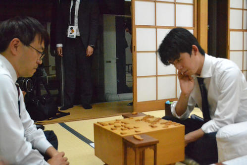 羽生善治九段を下した藤井聡太七段（右）
