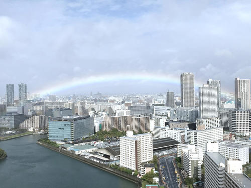 皇居周辺にかかった虹（松野泰己さん撮影）