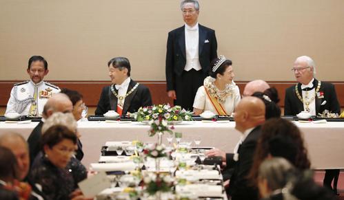 祝宴「饗宴の儀」に臨まれる天皇、皇后両陛下（共同通信代表撮影）