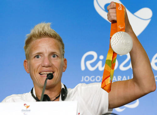 記者会見する、陸上女子400メートルで銀メダルを獲得したマリーケ・フェルフールト（共同）