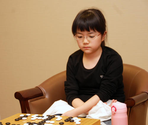 メガネをかけて初めて対局に臨んだ仲邑菫初段（撮影・松浦隆司）