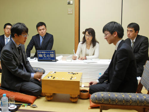 感想戦を行う芝野虎丸名人（右）と井山裕太王座（撮影・松浦隆司）
