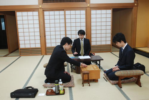 対局に臨んだ西川和宏六段（左）、藤井聡太七段（撮影・松浦隆司）