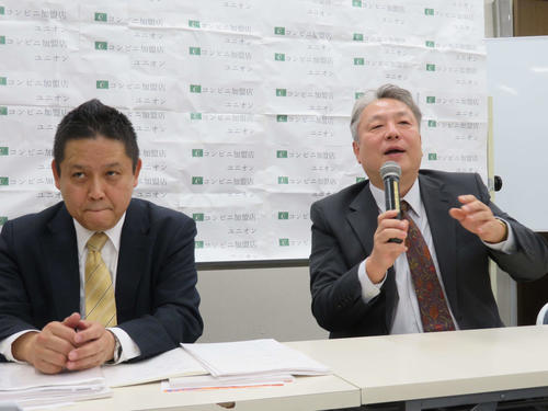 コンビニ加盟店ユニオンの勉強会で語る、酒井孝典執行委員長（左）と松本実敏さん（撮影・村上幸将）
