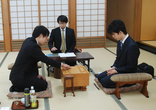 対局に臨んだ西川和宏六段（左）と藤井聡太七段（撮影・松浦隆司）