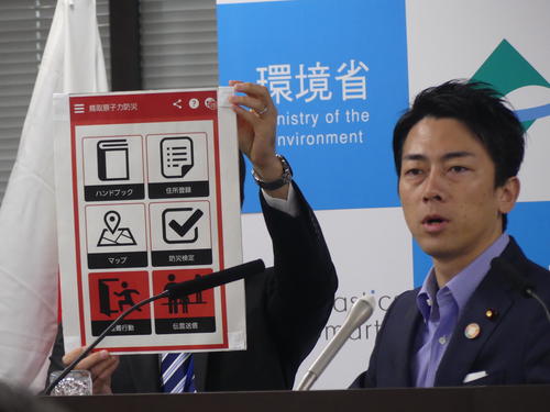 定例会見に臨む小泉進次郎環境相