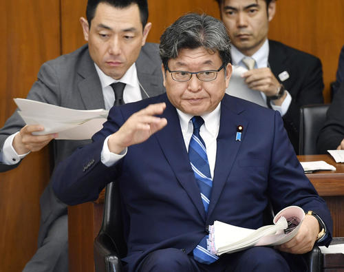 衆院文科委で答弁のため挙手する萩生田文科相（共同）
