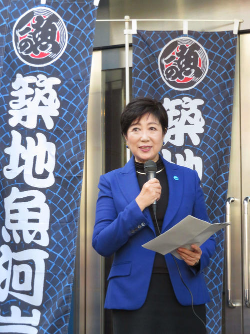 築地魚河岸創業祭を視察した東京都の小池百合子知事（撮影・近藤由美子）