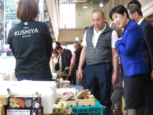築地魚河岸創業祭を視察した東京都の小池百合子知事（撮影・近藤由美子）