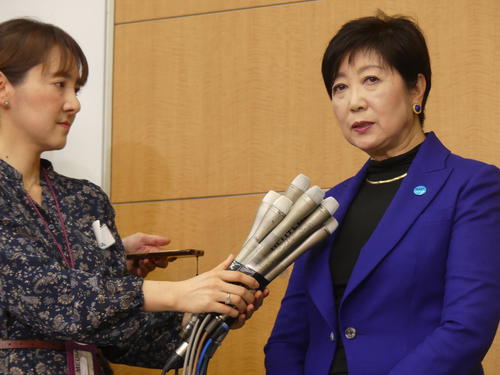 調整委員会出席後、取材に応じる東京都の小池百合子知事