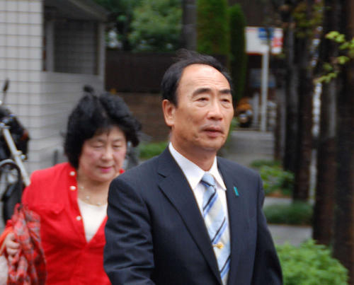 学校法人「森友学園」の前理事長籠池泰典被告。後方は妻諄子被告（2019年8月28日撮影）