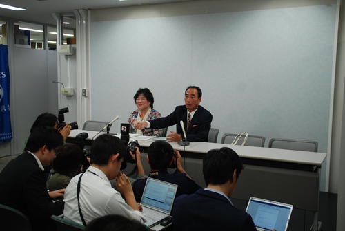 裁判が結審し、会見する「森友学園」の前理事長籠池泰典被告（右）妻諄子被告（撮影・松浦隆司）