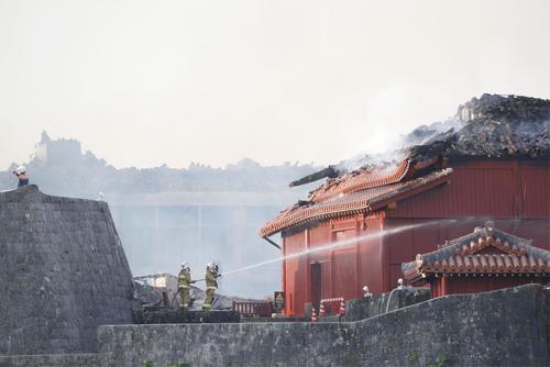 消火活動が続く首里城の北殿＝31日午前7時12分（共同）