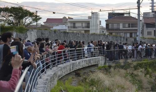 炎上する首里城を見つめる市民ら＝31日午前6時30分ごろ（共同）