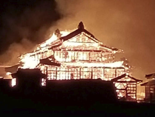 炎上する首里城の正殿（石崎豪さん撮影）（共同）