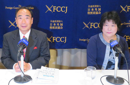 日本外国特派員協会で会見を開いた、籠池泰典、諄子両被告（撮影・村上幸将）