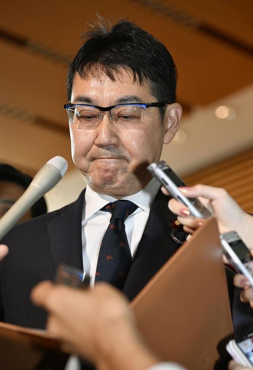 辞表提出後、取材に応じる河井法相