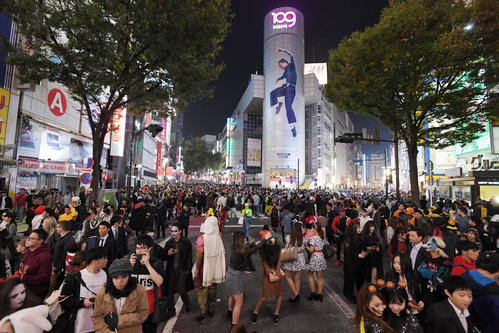 歩行者天国となった渋谷109前では、仮装をした大勢の人が行き交い、互いに写真を撮り合っていた（2019年10月31日撮影）