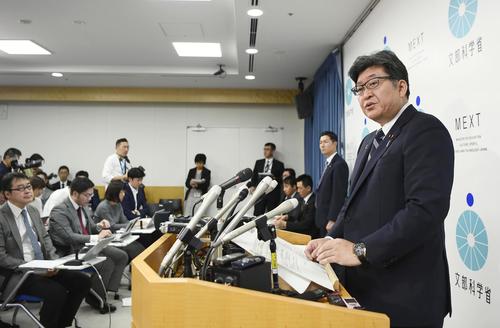 大学入学共通テストへの英語民間検定試験の導入延期について記者会見する萩生田文科相（共同）