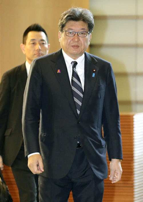 閣議のため、首相官邸に入る萩生田文科相（共同）