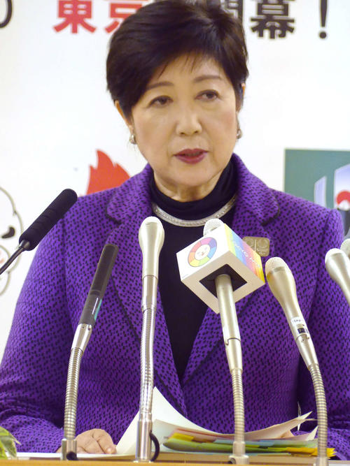 定例会見に臨む小池都知事