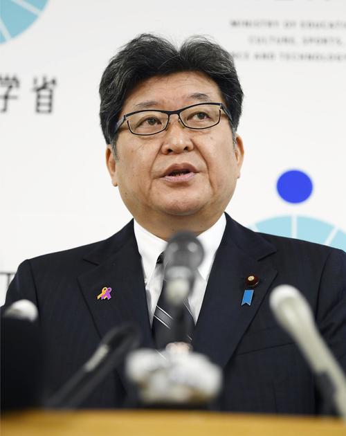 大学入学共通テストへの英語民間検定試験の導入延期について記者会見する萩生田文科相（共同）