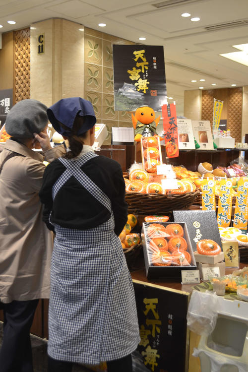 都内の百貨店で初めて試食と販売を行った岐阜県のブランド柿「天下富舞」