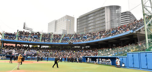 神宮第2球場で開催される高校野球最後試合、秋季都大会準々決勝の帝京対日大三戦が満員のスタンドで行われた（撮影・柴田隆二）