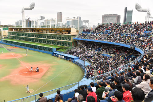 神宮第2球場で開催される高校野球最後試合、秋季都大会準々決勝の帝京対日大三戦が満員のスタンドで行われた。右はゴルフ練習場（撮影・柴田隆二）
